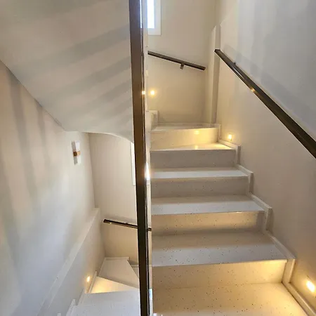 Luxurious Triplex 5-br W Pool, Access