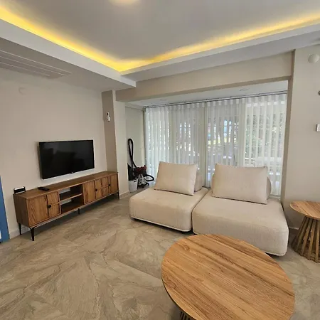 Luxurious Triplex 5-br W Pool, Access 아파트 *