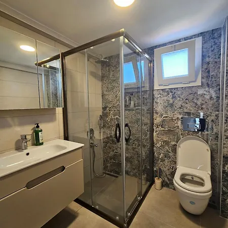 Luxurious Triplex 5-br W Pool, Access *