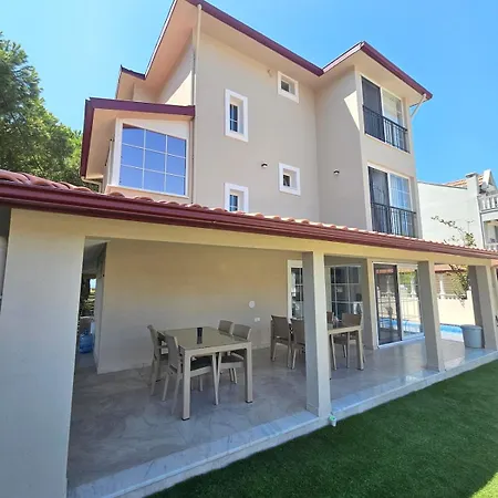 아파트 Luxurious Triplex 5-br W Pool, Access Ayvalı