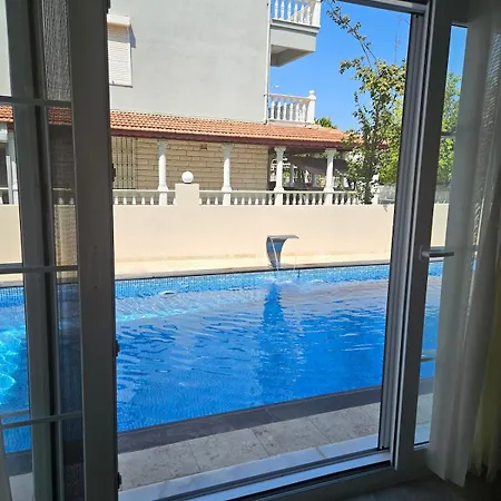 Luxurious Triplex 5-br W Pool, Access *