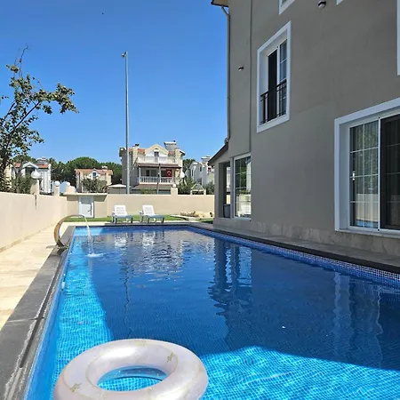 Luxurious Triplex 5-br W Pool, Access 아파트 *