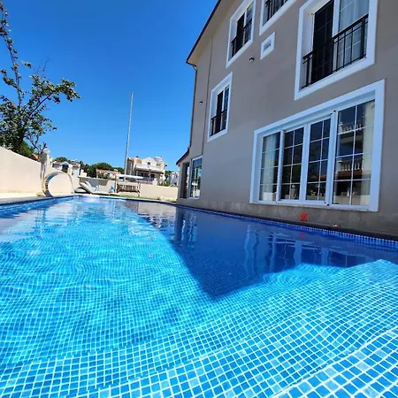 아파트 Luxurious Triplex 5-br W Pool, Access *