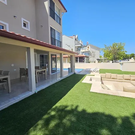 Luxurious Triplex 5-br W Pool, Access 아파트 *