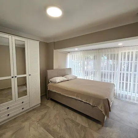 Luxurious Triplex 5-br W Pool, Access *