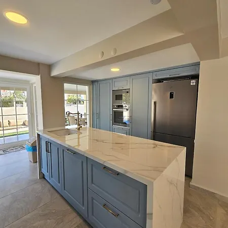 Luxurious Triplex 5-br W Pool, Access