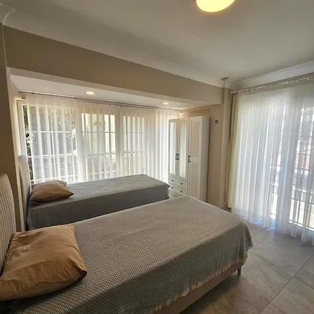 아파트 Luxurious Triplex 5-br W Pool, Access Ayvalı