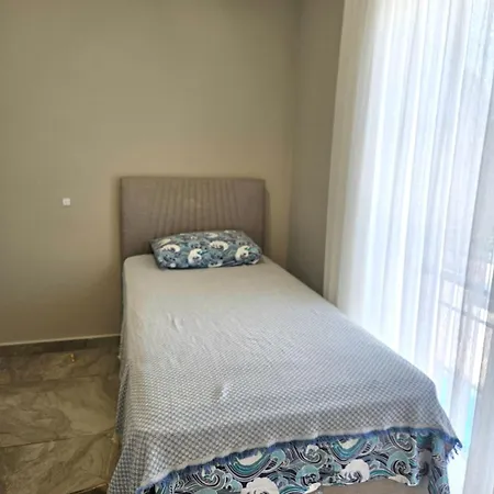 Luxurious Triplex 5-br W Pool, Access