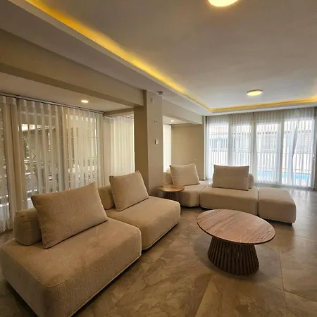 Luxurious Triplex 5-br W Pool, Access 아파트