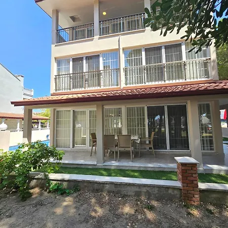 아파트 Luxurious Triplex 5-br W Pool, Access *