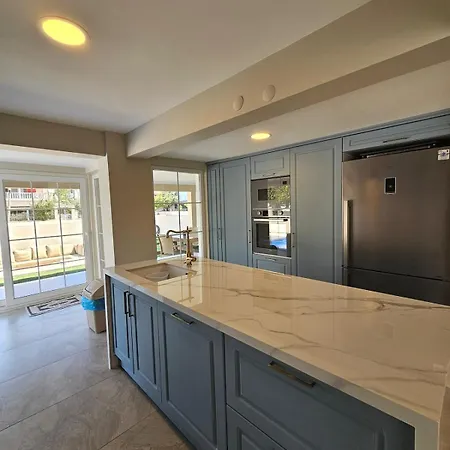 Luxurious Triplex 5-br W Pool, Access *