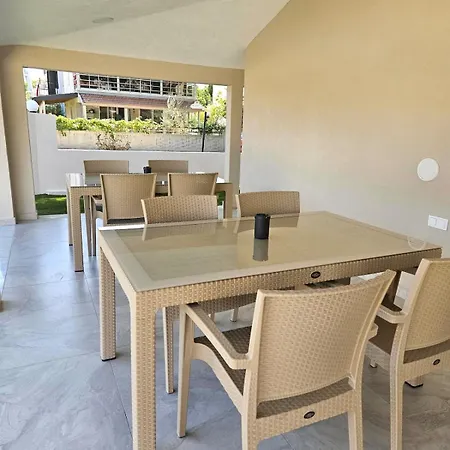 Luxurious Triplex 5-br W Pool, Access